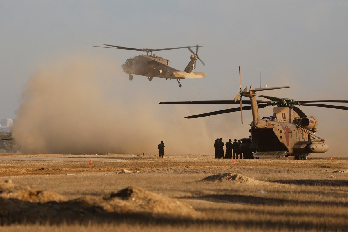 İsrail helikopterleri rehineleri teslim almak için konuşlandırıldı.