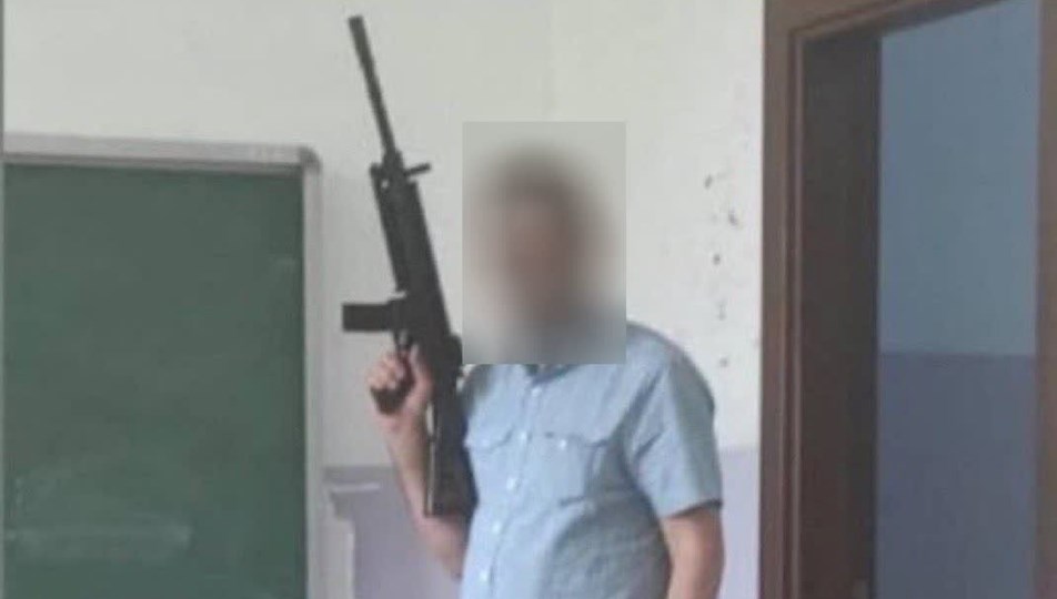 Sınıfta tüfekle poz veren müdür yardımcısına soruşturma