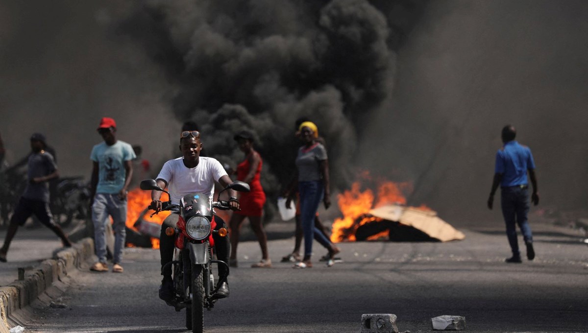 Haiti'de olağanüstü hal ilan edildi: 12 mahkum öldü, 3 bin 600'ü firar etti Haiti'de olağanüstü hal ilan edildi: 12 mahkum öldü, 3 bin 600'ü firar etti