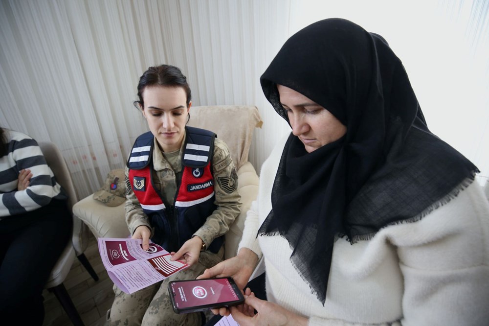 Kadın komutanlar köy köy gezdi! Kadınlara KADES'i anlattı - 3