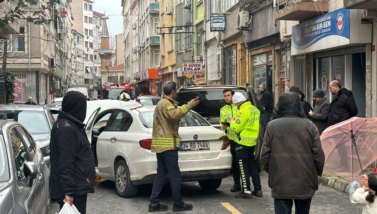 Fatih'te hatalı park tartışması: Ters yöne giren otomobil üç araca çarptı