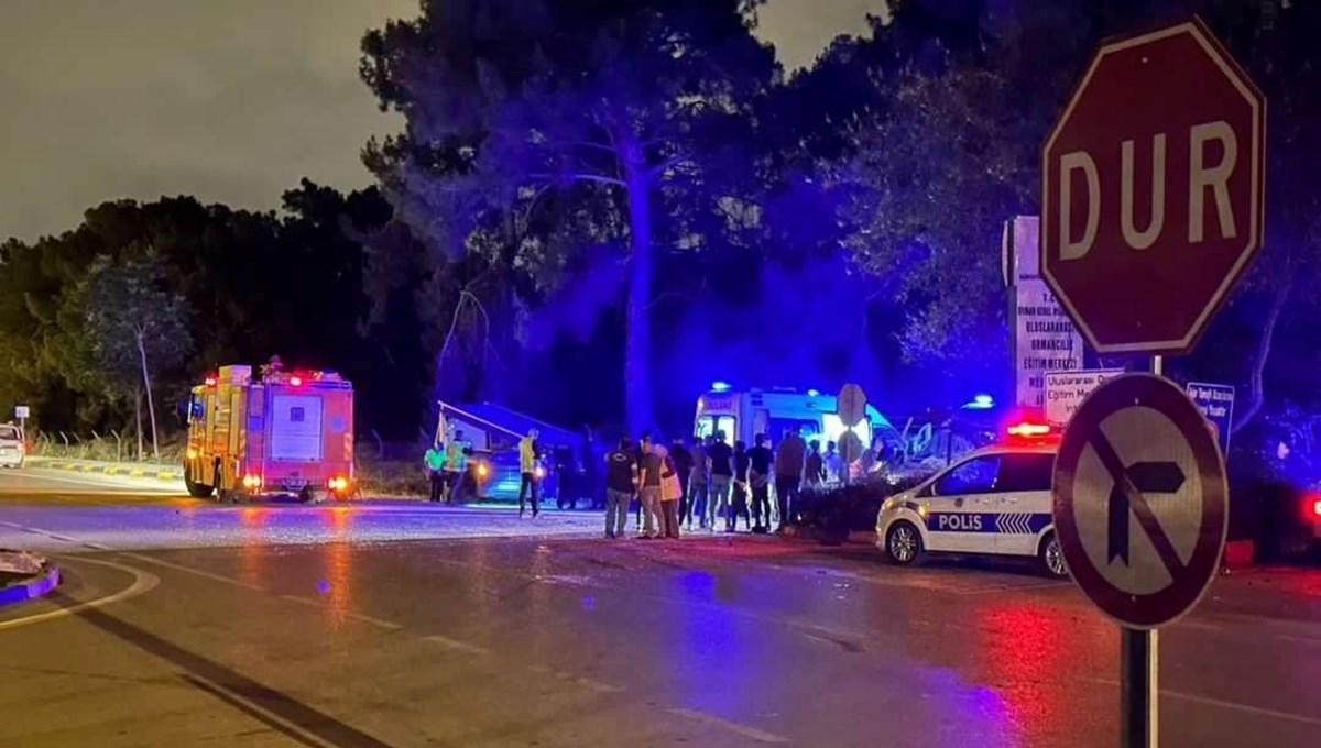 Antalya'da iki otomobilin çarpıştı: 2 ölü, 2 yaralı Antalya'da iki otomobilin çarpıştı: 2 ölü, 2 yaralı