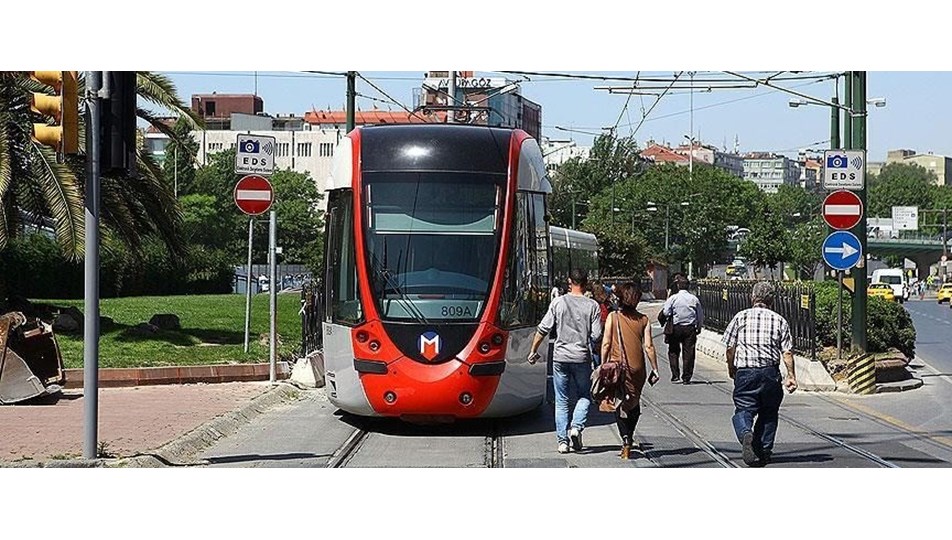Zeytinburnu'da tramvay raydan çıktı