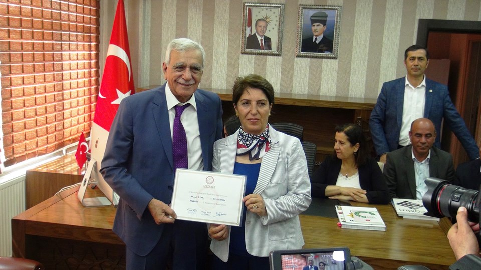 Mardin Büyükşehir Belediye Başkanı Ahmet Türk, mazbatasını aldı - 1