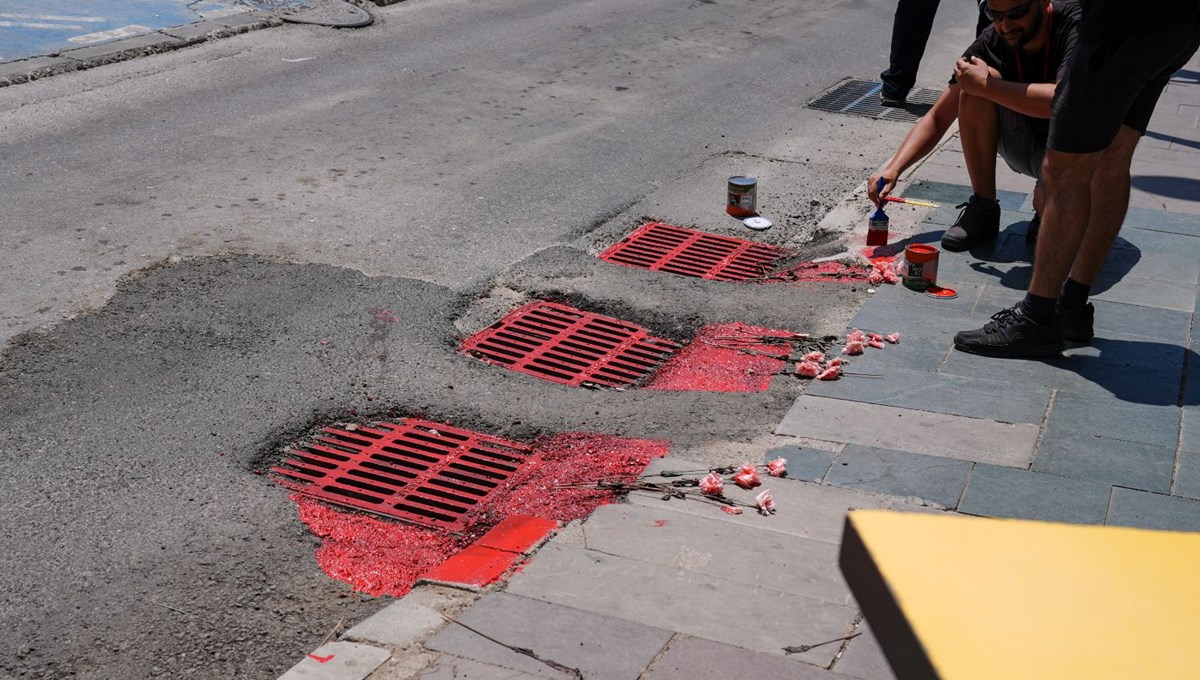 Elektrik faciasının yaşandığı sokakta protesto: Mazgalları kırmızıya boyadılar