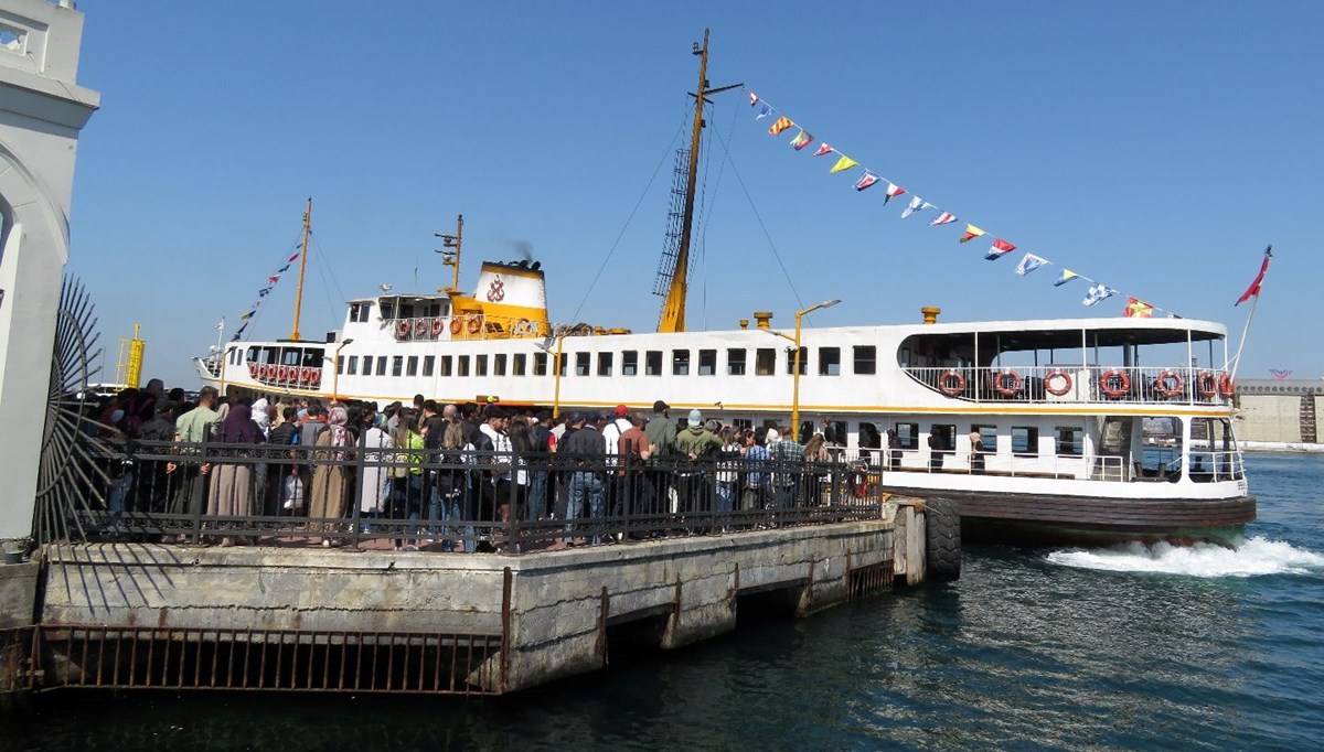 Adalar iskelesinde bayram kalabalığı Adalar iskelesinde bayram kalabalığı
