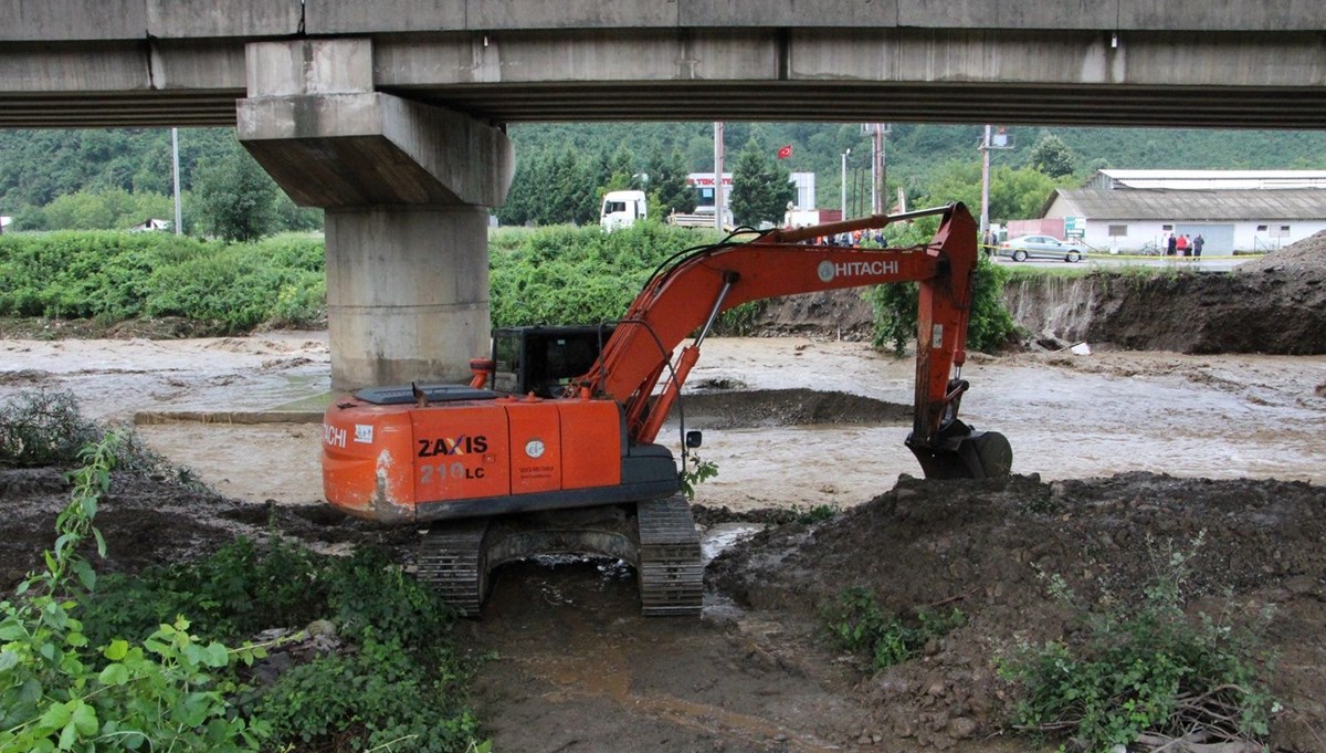 Düzce'de iş makinesi operatörü, sel sularına kapıldı