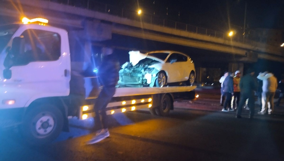 Ümraniye'de otomobil yolcu otobüsüne çarptı: 2 yaralı Ümraniye'de otomobil yolcu otobüsüne çarptı: 2 yaralı