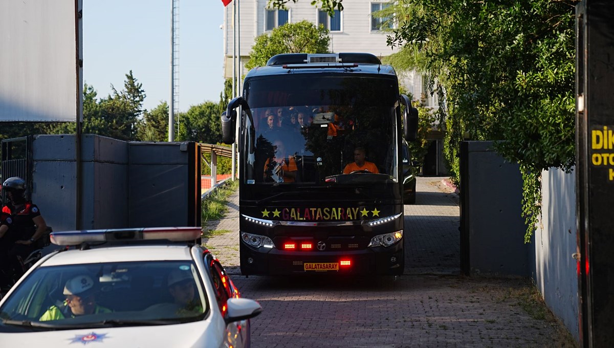 Galatasaray, Süper Kupa maçı için Atatürk Olimpiyat Stadyumu'na hareket etti