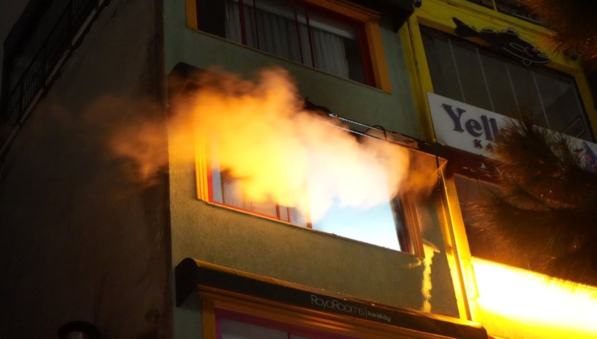 Beyoğlu’nda 4 katlı apart otelde korkutan yangın Beyoğlu’nda 4 katlı apart otelde korkutan yangın