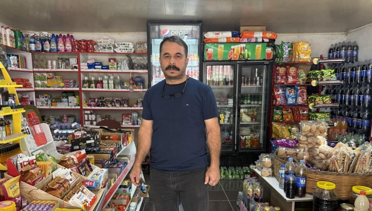 Mahalle bakkalının veresiye defterini aldı