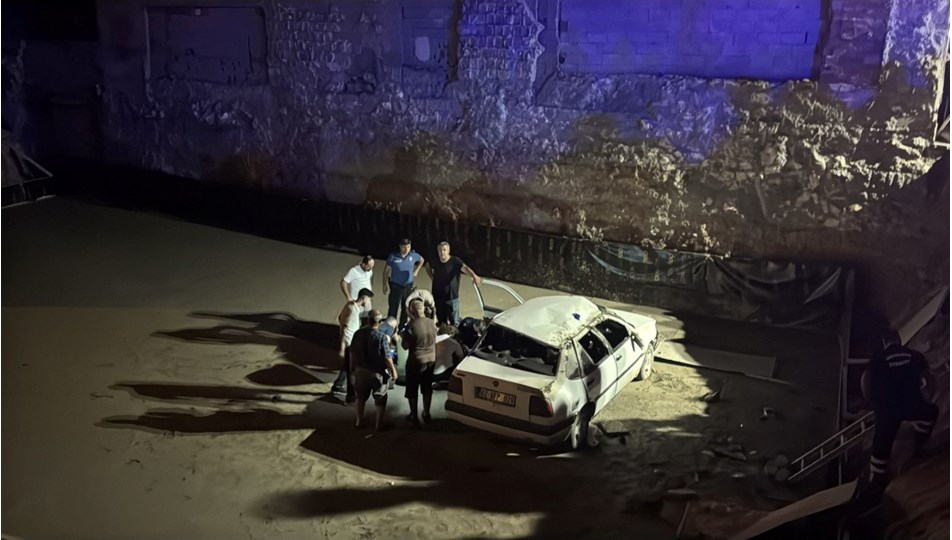 Otomobil inşaat temeline devrildi: 3'ü ağır 4 yaralı