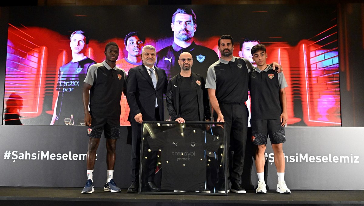 Atakaş Hatayspor'un formaları tanıtıldı: Siyah forma 6 Şubat'ı temsil ediyor