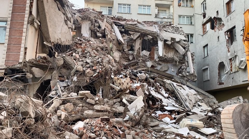 İstanbul’da yıkım sırasında zarar gören binadaki 5 daire boşaltıldı - 3