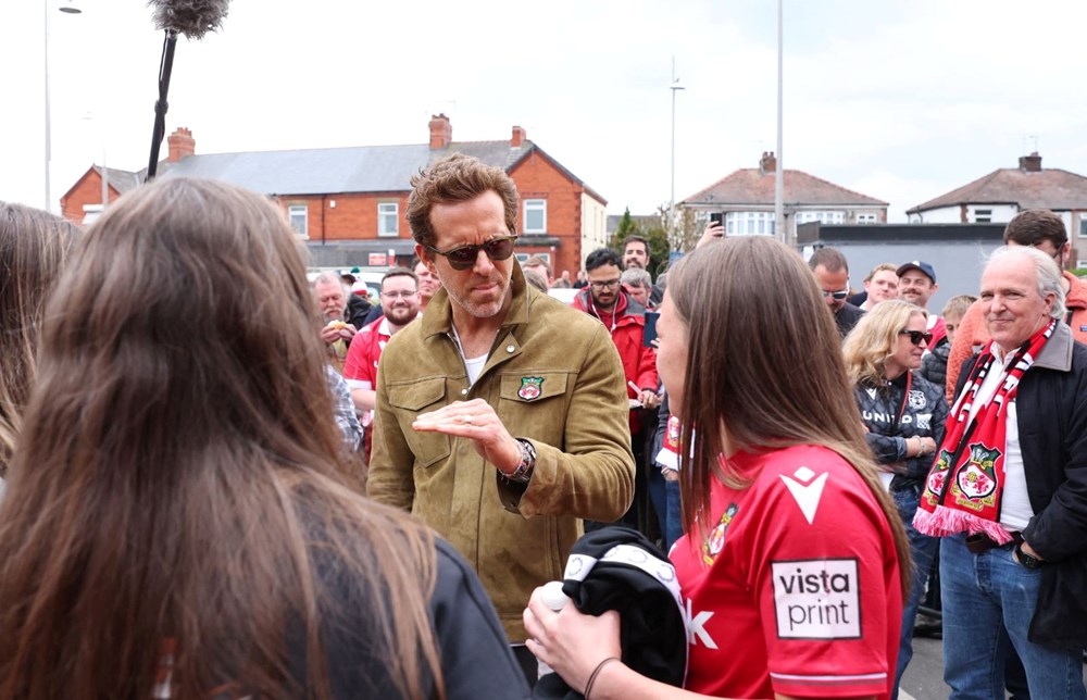El equipo de Deadpool en el Campeonato: Wrexham, propiedad de Reynolds, hace historia - 5