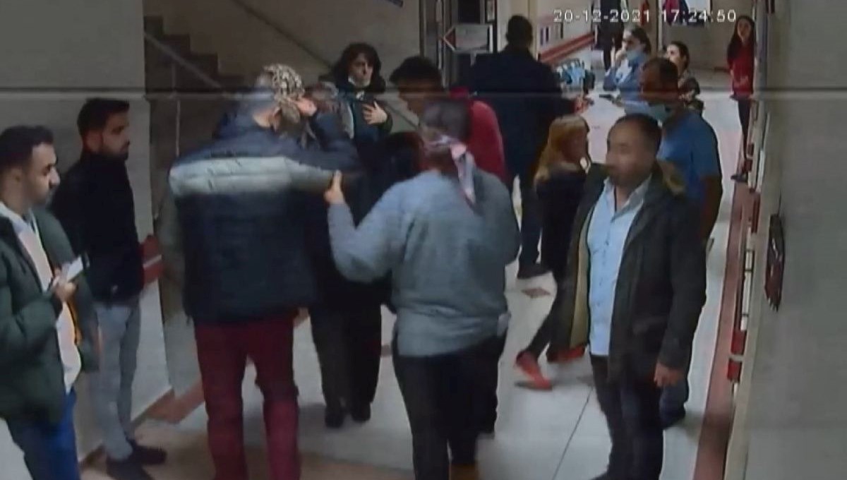 Tedaviyi beğenmeyen öğretmen doktoru yaraladı