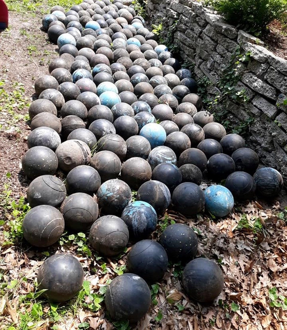 Evinin merdivenlerinin altında gömülü 160 adet bowling topu buldu - 1
