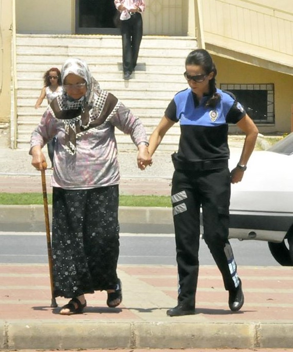83 yaşındaki babaanne Nazmiye Yurtyapan böyle gözaltına alınmıştı.

