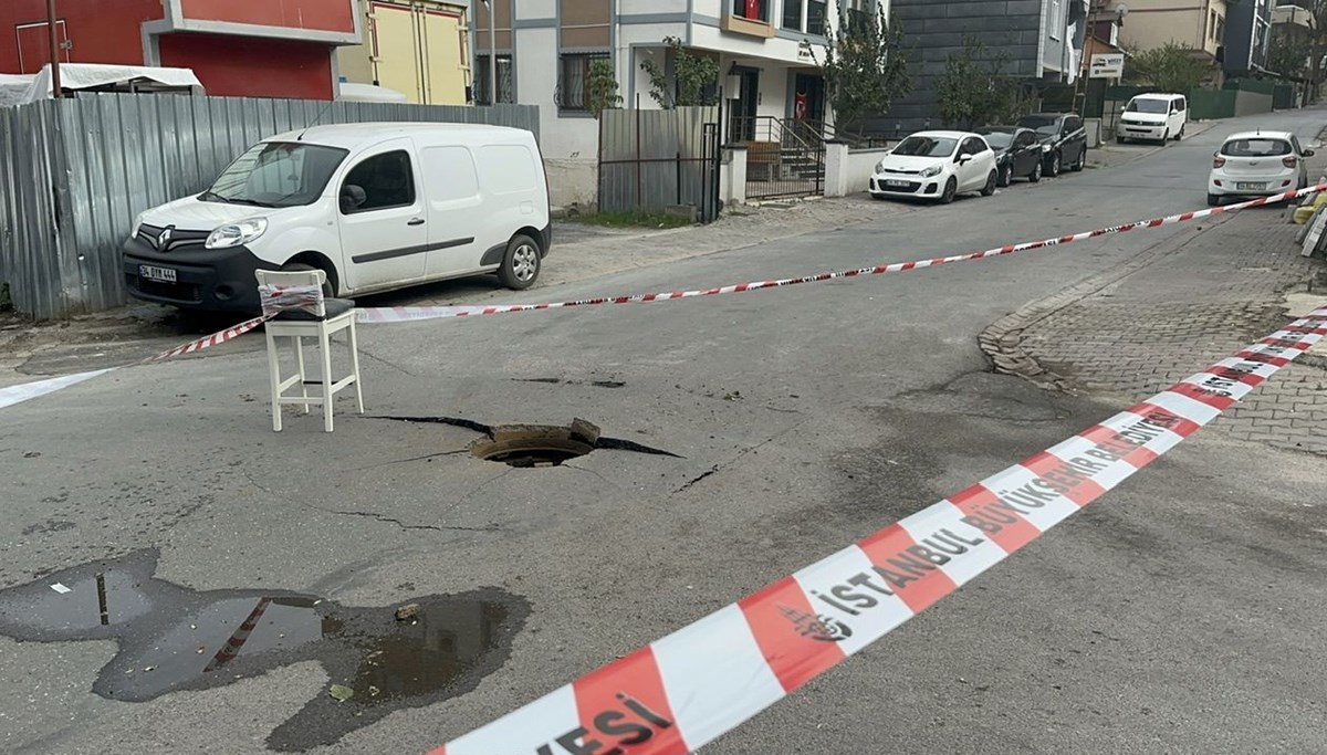 Ümraniye'de yeraltı kablolarında yangın sonrası patlama Ümraniye'de yeraltı kablolarında yangın sonrası patlama