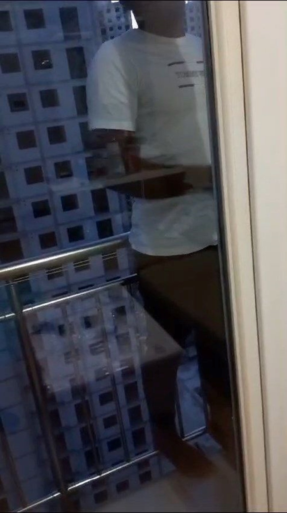 Polisten kaçarken ölümle dans: 25 katlı rezidansta balkondan balkona atladı - 3