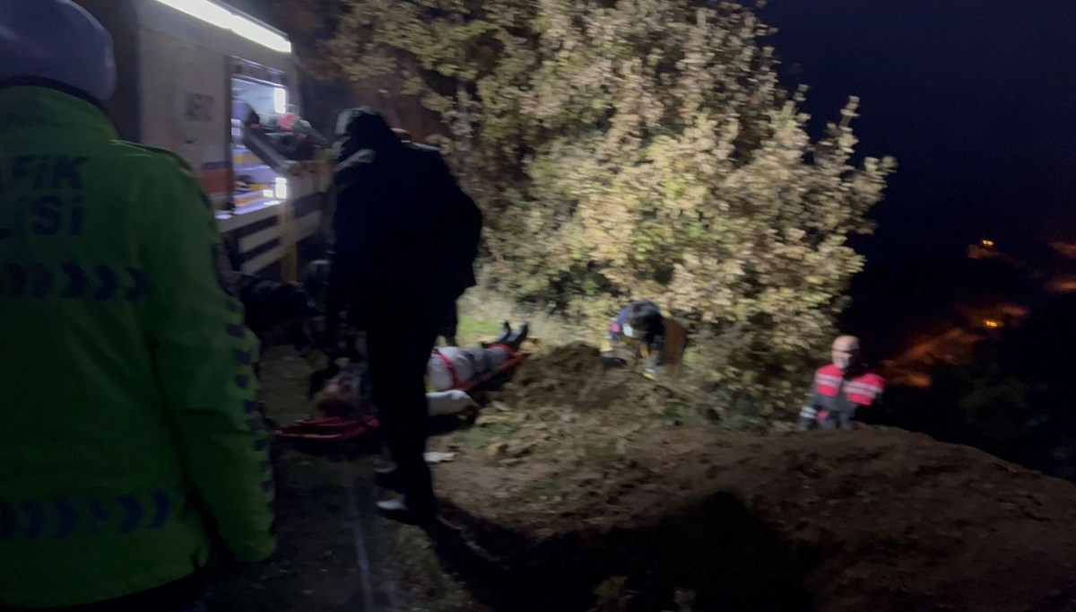 Tunceli’de otomobil uçuruma yuvarlandı Tunceli’de otomobil uçuruma yuvarlandı