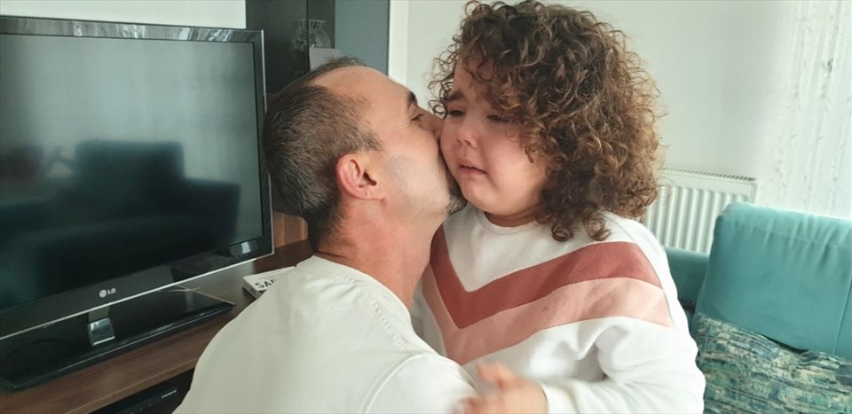 Bursa'da karantinası sona eren sağlıkçı baba kızıyla kucaklaştı - 1