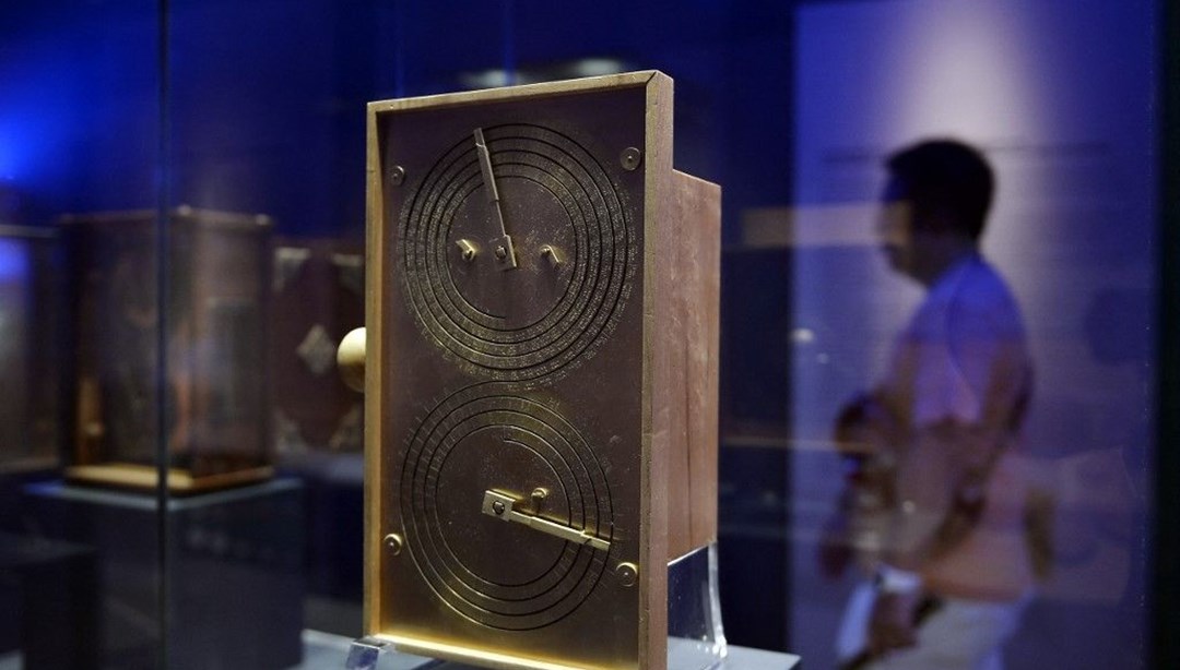 Scientists have solved the secret of the 2,000-year-old Antikythera mechanism, known as the world’s “first computer”.