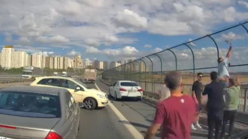 Kediyi kurtarmaya çalıştı, otomobil çarptı: İstanbul'da feci kaza - 6