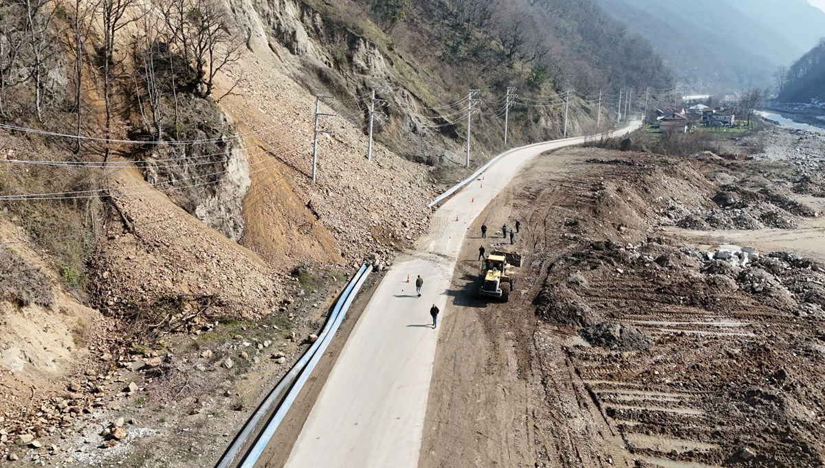 Düzce'de heyelan: Köy ve mahalle yolları trafiğe kapatıldı