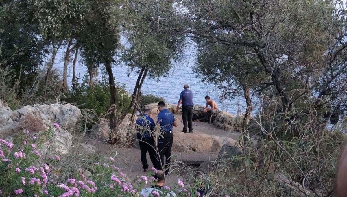 30 metrelik falezlere çıkan genç, yürekleri ağza getirdi 30 metrelik falezlere çıkan genç, yürekleri ağza getirdi