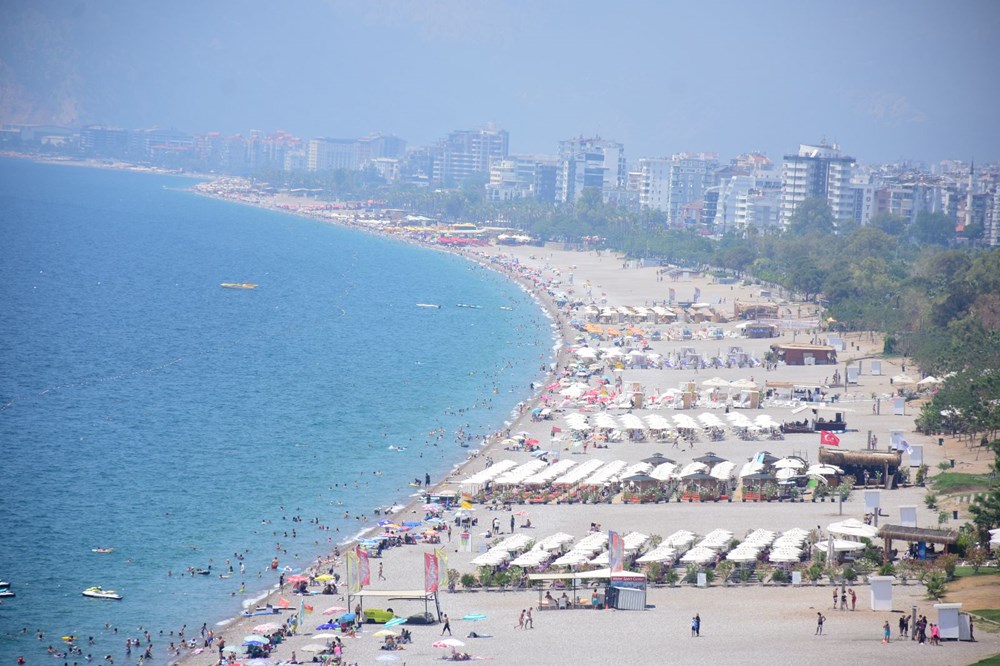Antalya’da bunaltıcı sıcak: Deniz suyu 30 dereceye
yaklaştı - 2
