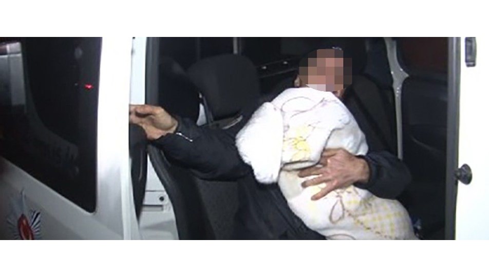 Eşini bıçaklayıp, 5 aylık bebeğini rehin aldı