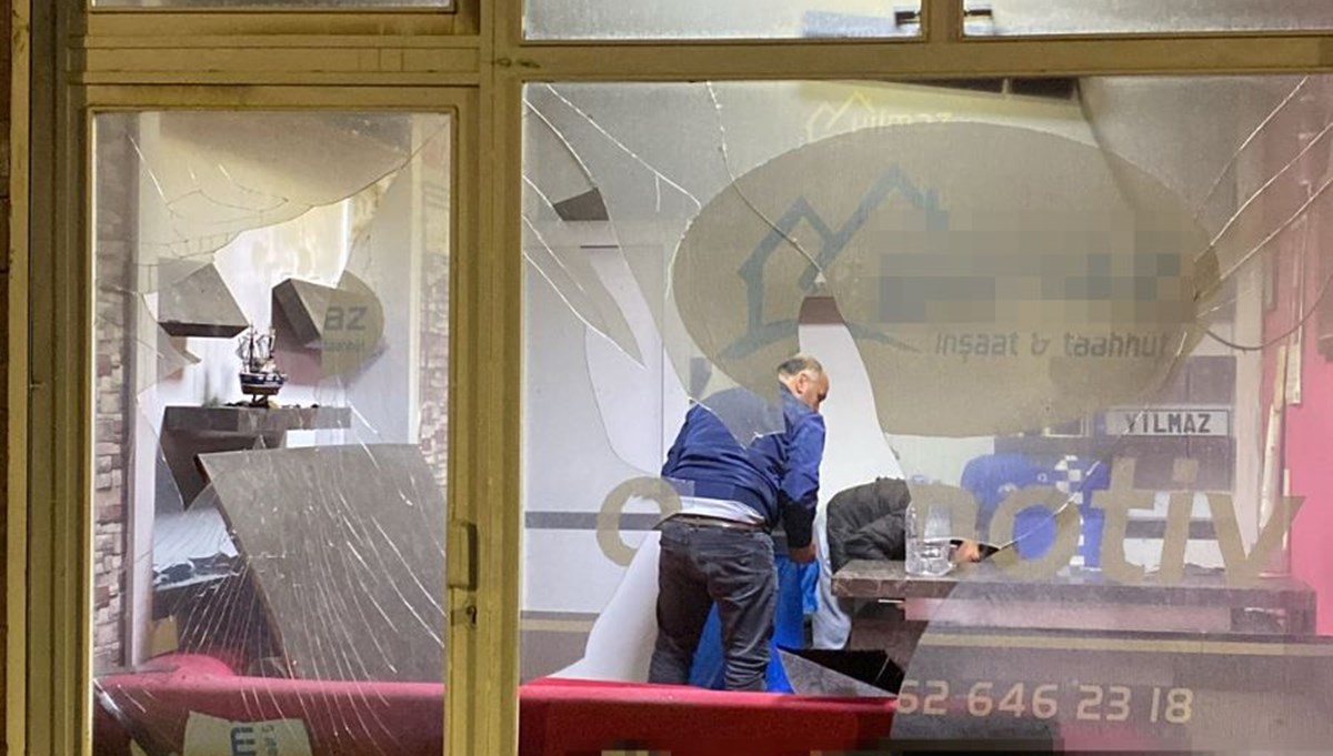 Alacak verecek meselesi olaylı bitti: Galericinin dükkanının camlarını kırılıd, otomobilleri yakıldı Alacak verecek meselesi olaylı bitti: Galericinin dükkanının camlarını kırılıd, otomobilleri yakıldı