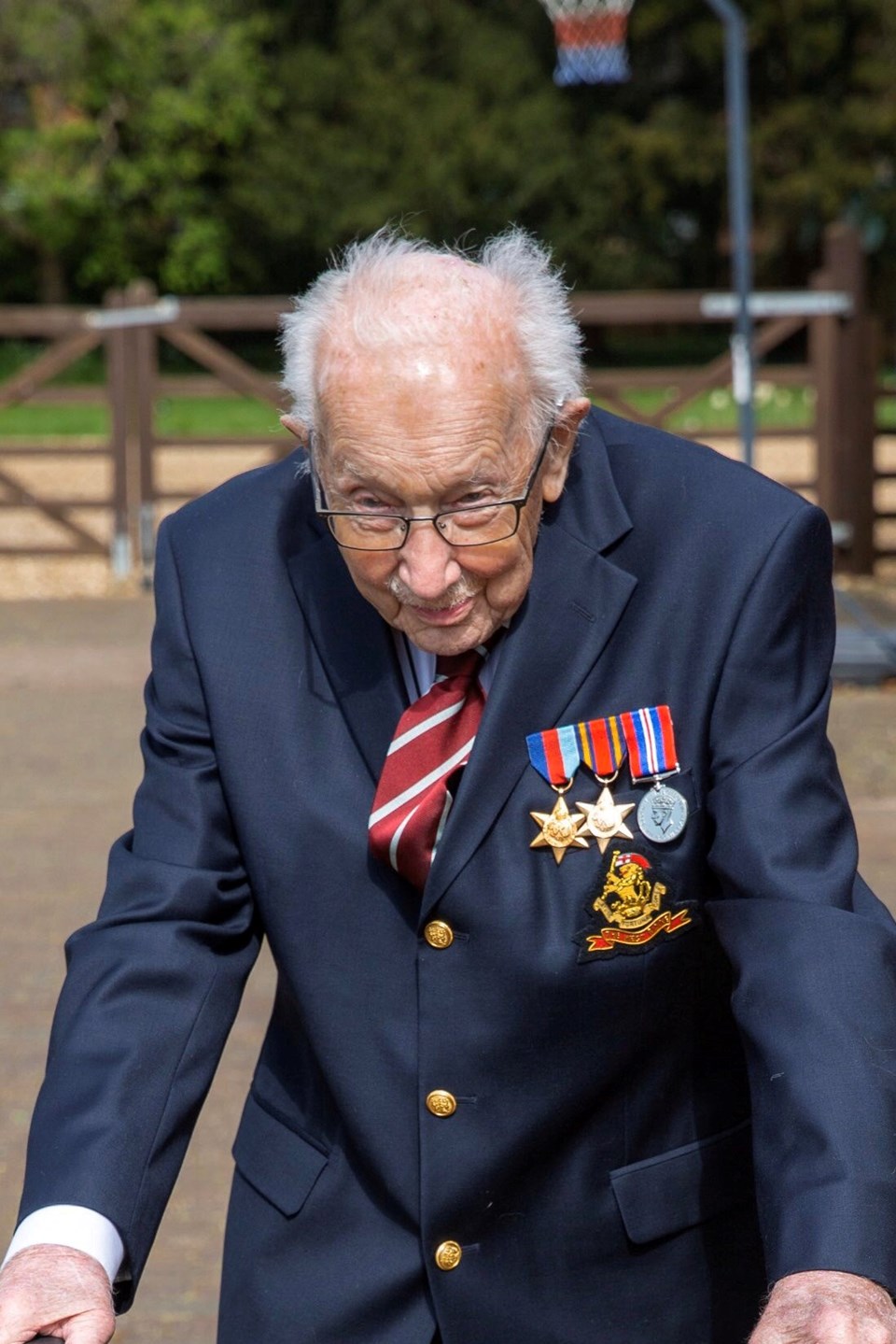 İngiltere'de 99 yaşındaki 2. Dünya Savaşı gazisi evinin bahçesinde yürüyerek 6 milyon sterlinin üzerinde bağış topladı - 1