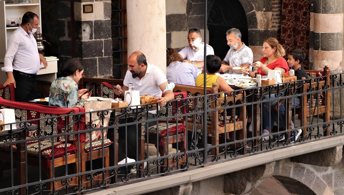 Diyarbakır'da tarihi mekanlardaki kahvaltı salonlarında yoğunluk
