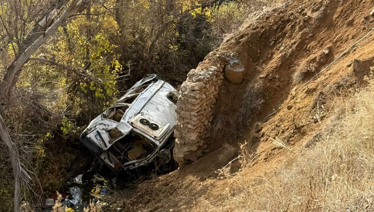 Öğrenci servisi uçuruma yuvarlandı