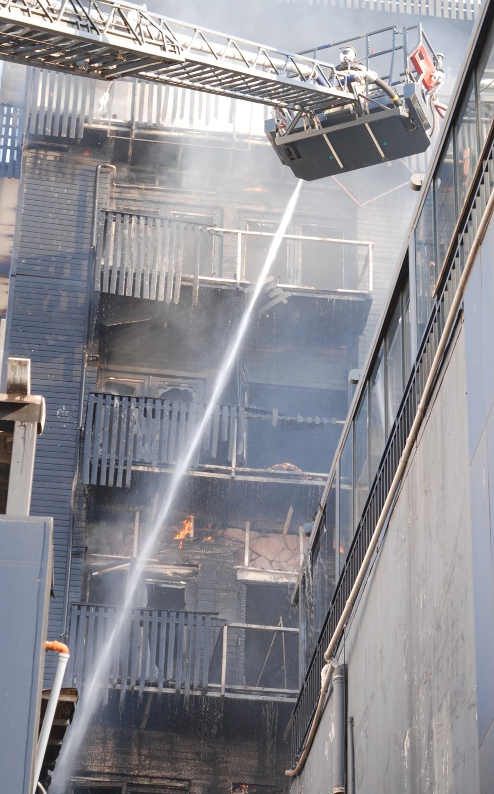İstanbul'da 7 katlı otelde yangın: 2 ölü, 3 yaralı - 1