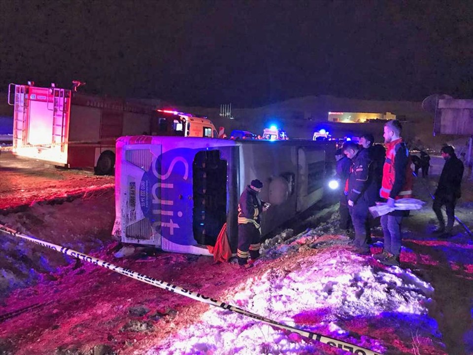 Bayburt'ta yolcu otobüsü şarampole devrildi: 2 ölü - 1