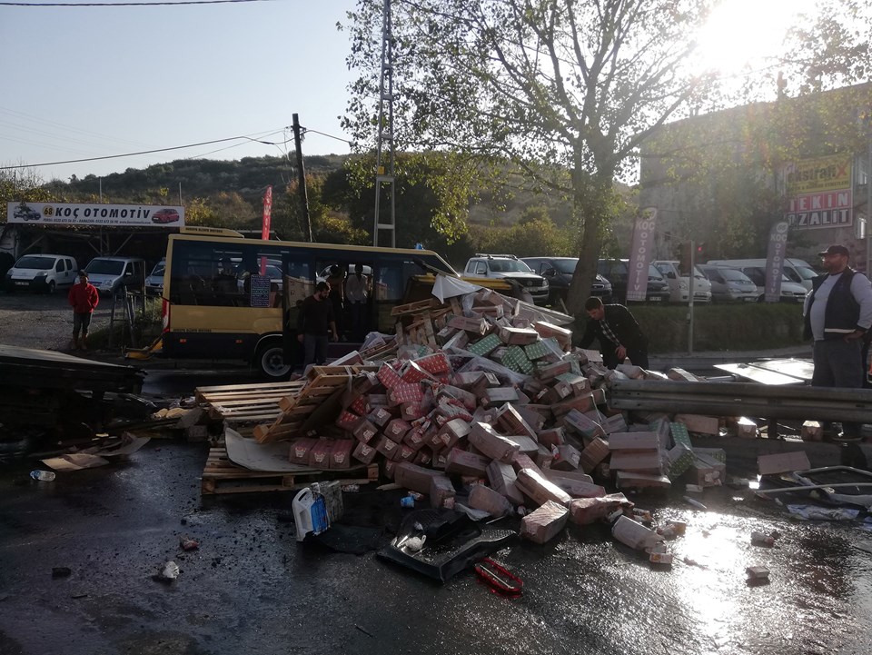 İstanbul'da meyve suyu yüklü kamyonet 3 araca çarparak durabildi - 1