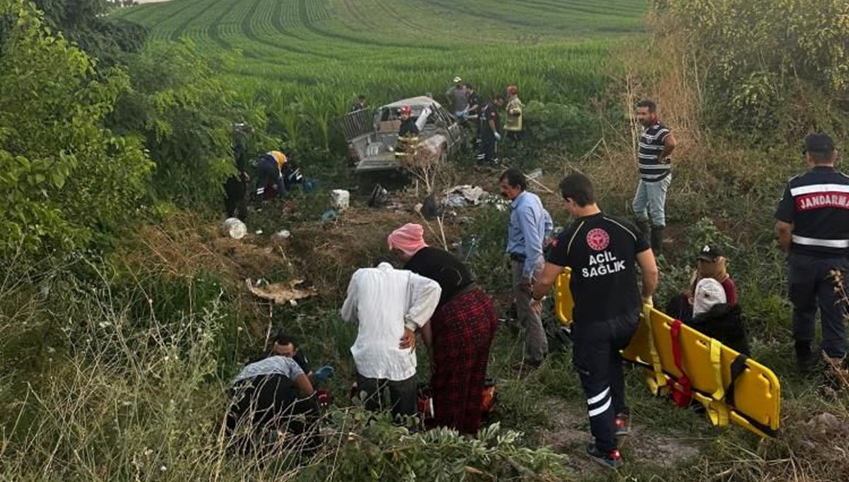 Tarım işçilerini taşıyan kamyonet tarlaya savruldu: 3 ölü, 11 yaralı