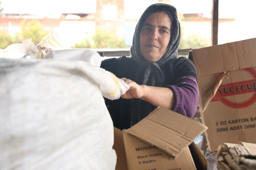 Depremzede anne kağıt satarak çocuklarını üniversitede okutuyor - 4