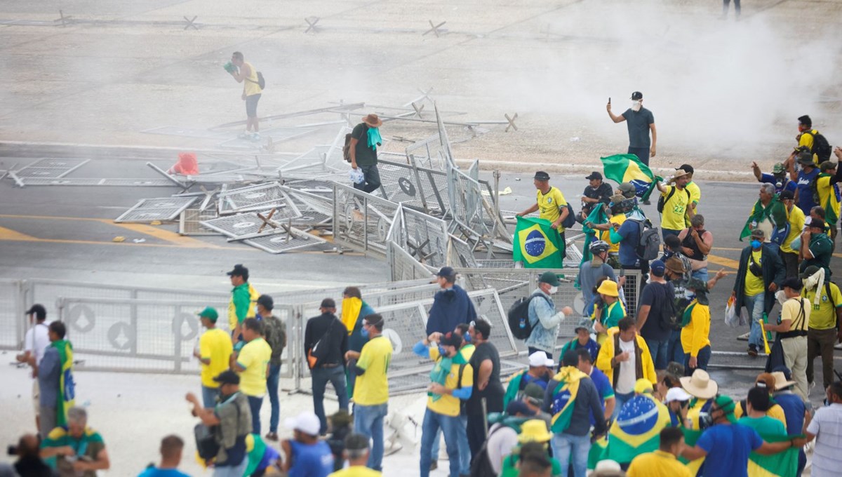 Brezilya'da Bolsonaro destekçilerinden Kongre baskını Brezilya'da Bolsonaro destekçilerinden Kongre baskını