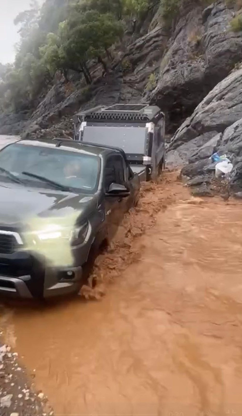 Dünyaca ünlü koyda korku dolu anlar | Ortaca’da sel suları aniden geldi, karavanlar sürüklendi - 1