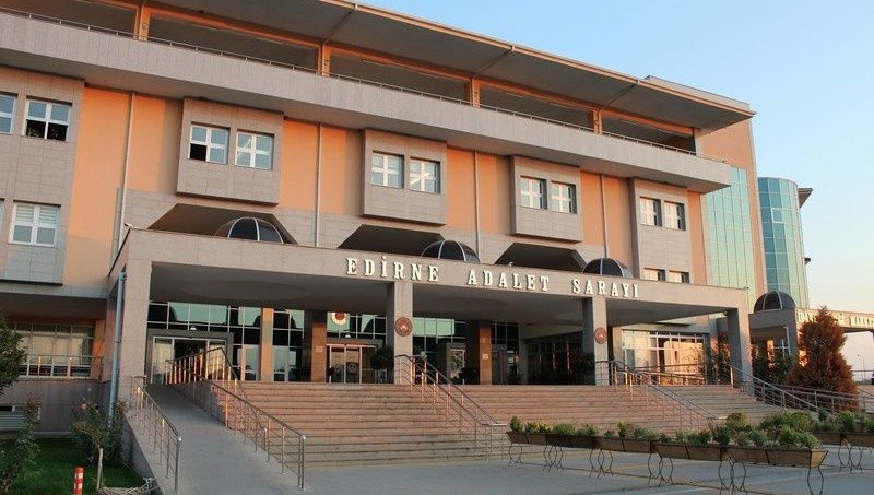Kiralık otomobilde kaçmak isterken yakalandılar