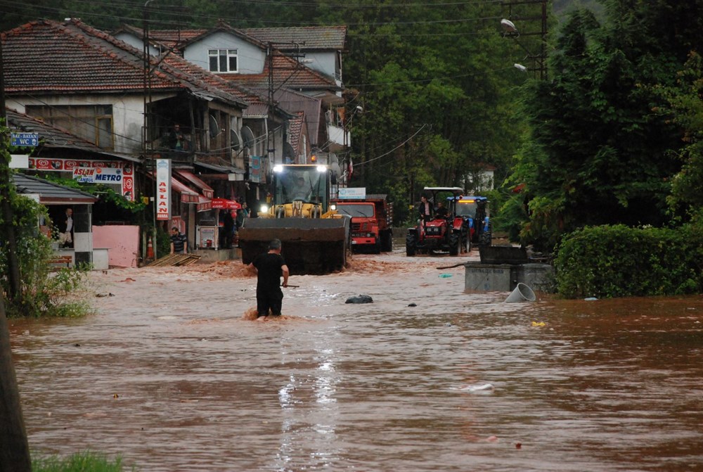 Karadeniz'i sel vurdu: Dereler taştı, yollar göle döndü, evleri su bastı - 43