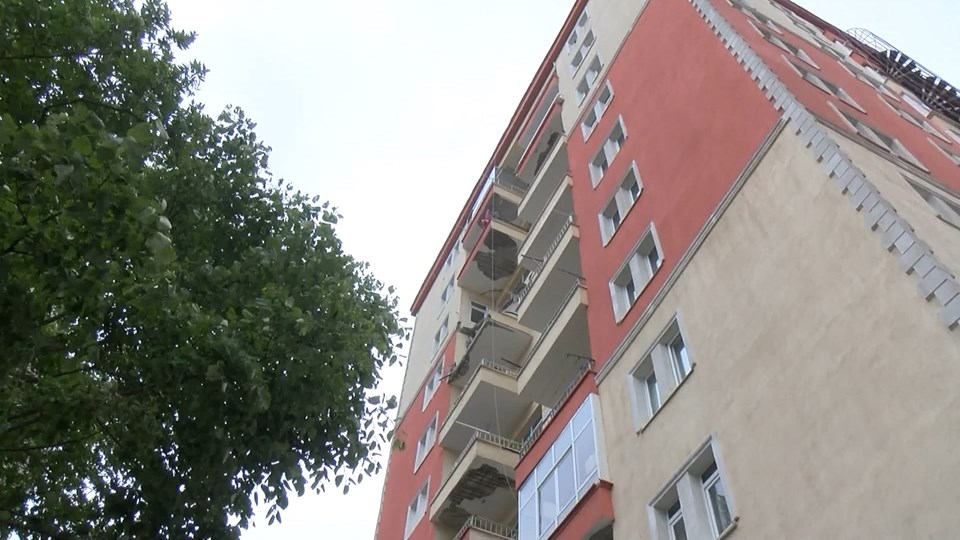 İstanbul'da şiddetli rüzgarda iki balkon çöktü: Deprem oldu sandım - 2