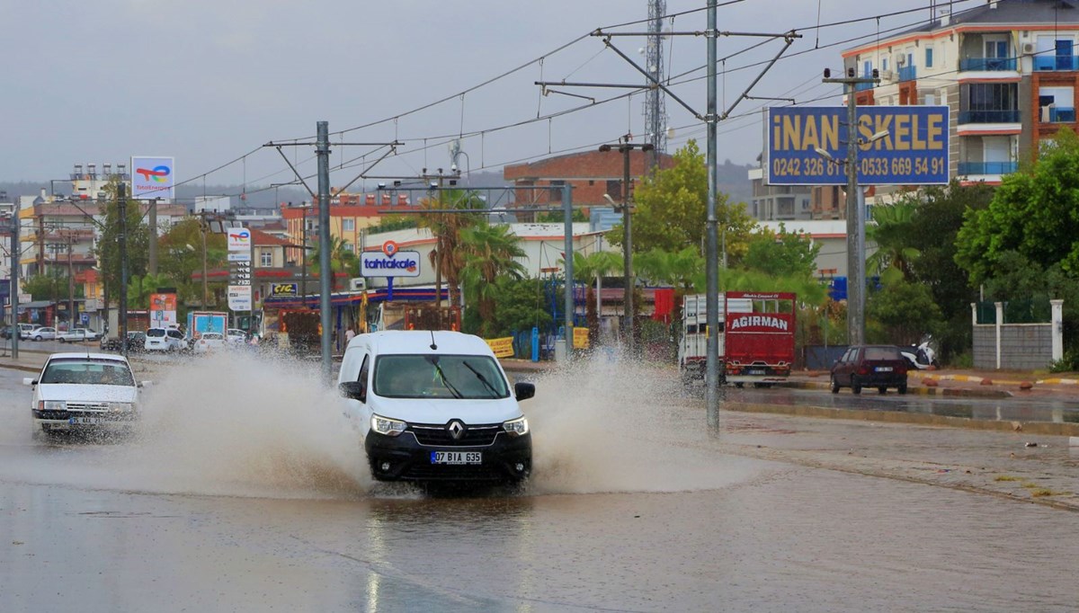 Antalya'da iki mevsim yaşandı! Bir tarafta sağanak, bir tarafta güneşli hava