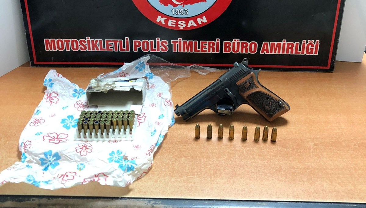 Edirne'de otomobilde yapılan kontrolde ruhsatsız tabanca ele geçirildi Edirne'de otomobilde yapılan kontrolde ruhsatsız tabanca ele geçirildi