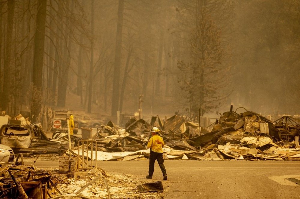 ABD'nin California eyaletindeki yangında bir kasaba yok oldu - 4