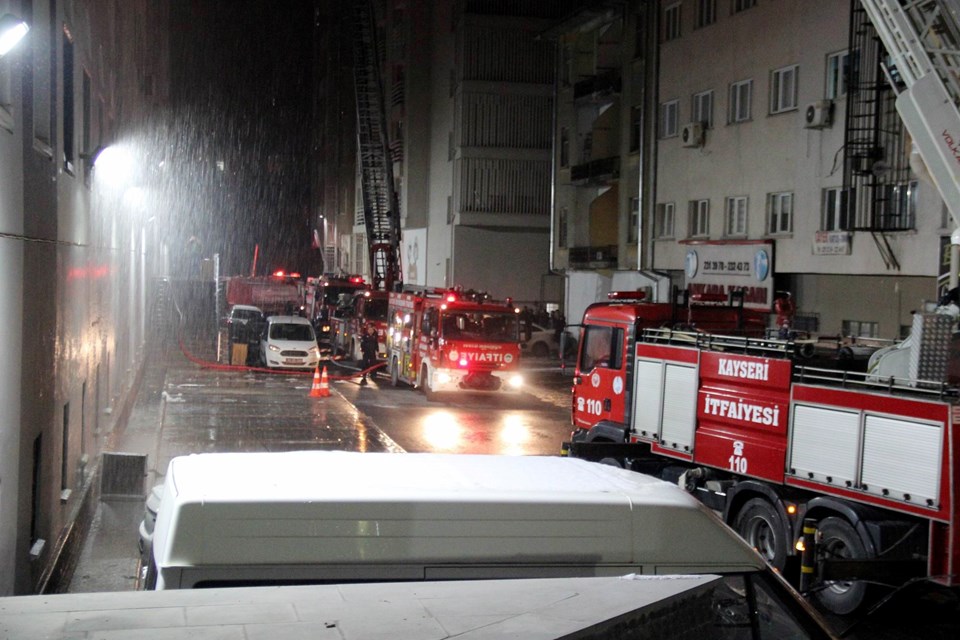 Kayseri'de belediye binasında yangın - 1